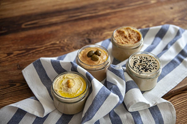 Hummus erinevates maitsevariantides