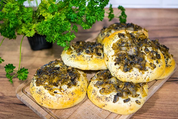 Pärmitainast sibulakuklid šampinjonidega