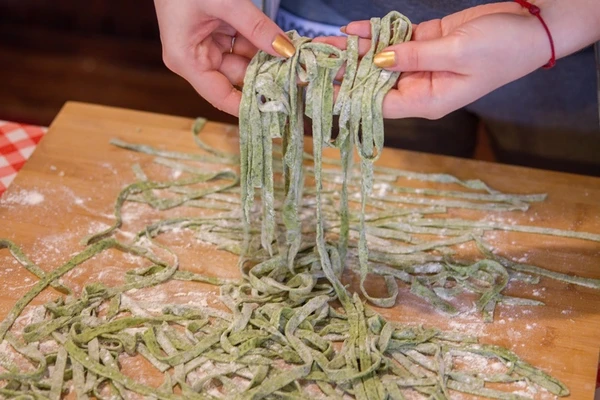 Spinatipasta kohupiima ja peekoniga
