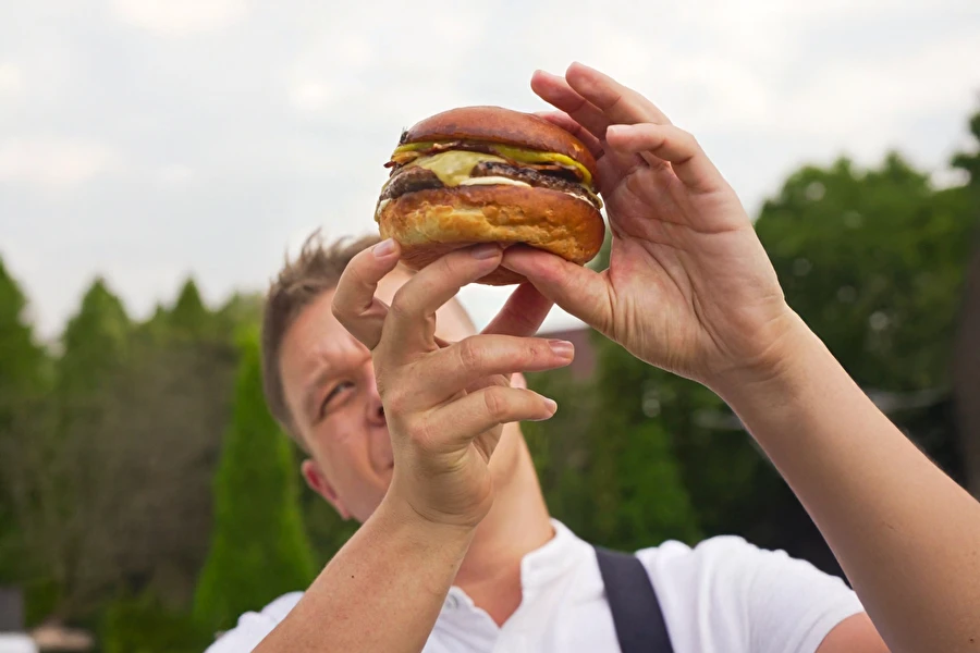 Browin Przepiśnik - Burger banaaniketšupi, peekoni ja viskimajoneesiga